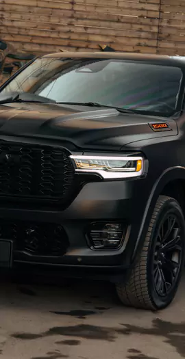 Установили на RAM 1500 Hurricane фирменную выдвижную платформу, изготовили выхлопную систему, поставили усиленную тормозную систему Brembo и окрасили суппорта, добавили доводчики дверей